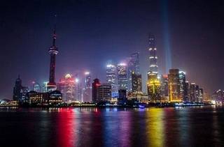 Die Saxo Bank sieht Chancen für Investoren in den Emerging Markets. Im Bild: Die chinesische Metropole Shanghai.