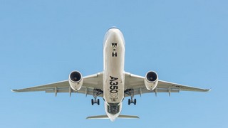 Aufgrund der hohen Unsicherheiten über die Auswirkungen der Corona-Pandemie zieht Airbus die Prognose für das laufende Jahr zurück und Streicht die Dividene. Bild und Copyright: Steve Mann / shutterstock.com.