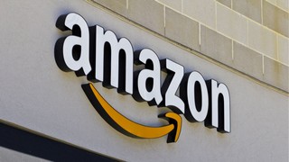 Nachdem sich die Amazon Aktie binnen vier Monaten im Wert verdoppelt hat, drohen nun deutlichere Gewinnmitnahmen als in den letzten Tagen schon zu sehen waren. Bild und Copyright: Jonathan Weiss / shutterstock.com.