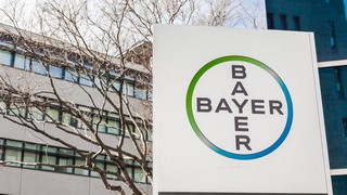 Ausblick: Der Abwärtstrend ist bei den Aktien von Bayer sowohl im Wochenchart als auch im Tageschart weiter intakt. Aktuell befinden sich die Aktien aber direkt an der Unterstützung um EUR 50.00/51.00. Bild und Copyright: dvoevnore / shutterstock.com.