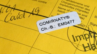 Die Omikron-Variante von BioNTechs COVID-19 Impfstoff Comirnaty wird erst I April oder Mai ausgeliefert. Bild und Copyright: nitpicker / shutterstock.com.