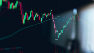 4investors-Chartanalyse zur Kontron Aktie, die an der 200-Tage-Linie nach oben zu drehen scheint. Bild und Copyright: RachenArt / shutterstock.com.