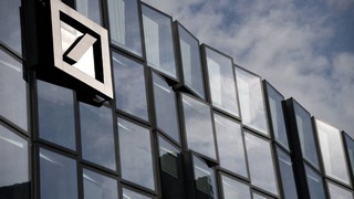 RBC traut der Aktie der Deutschen Bank noch weitere deutliche Gewinne zu. Bild und Copyright: nitpicker / shutterstock.com.