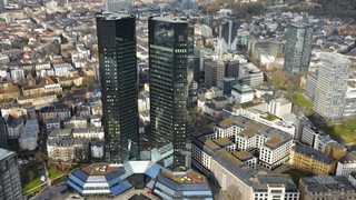 Warburg Research hat das Kursziel für die Aktien der Deutschen Bank angehoben. Bild und Copyright: nitpicker / shutterstock.com.