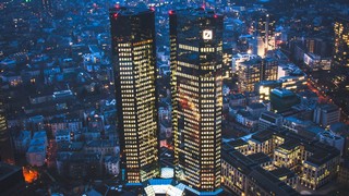 Deutsche Bank Türme in Frankfurt am Main. Bild und Copyright: Datenschutz-Stockfoto / shutterstock.com.