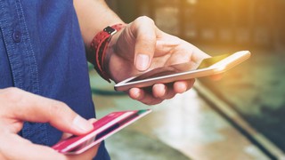 Verbraucher kaufen zunehmend über mobile Endgeräte wie Smartphones und Tablets ein. Dies führt dazu, dass digitale Werbung auf diesen Geräten immer wichtiger wird. Bild und Copyright: wutzkohphoto / shutterstock.com.