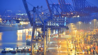 Hamburg: Die derzeit konjunkturell schwierige Lage in Deutschland spiegelt sich auch im größten deutschen Hafen wider. Bild und Copyright: nitpicker / shutterstock.com.