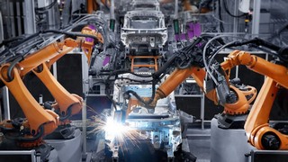 Der Automobilbau soll bei Infineon im abgelaufenen Quartal für Impulse gesorgt haben. Das Unternehmen gehört zu den Zulieferern von Chips für den steigenden Anteil der Elektronik in Fahrzeugen. Bild und Copyright: xieyuliang / shutterstock.com.