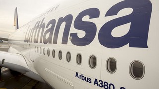 Die Lufthansa Aktie bewegt sich knapp unterhalb charttechnischer Hindernisse, die jüngst vergeblich getestet wurden. Bild und Copyright: Phongphan / shutterstock.com.