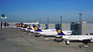 Ein Bild aus besseren Zeiten für die Lufthansa. Mittlerweile ist der Passagierverkehr der Luftfahrt-Gesellschaft aufgrund der Corona-Pandemie und der Reiseverbote quasi bei Null angeommen. Bild und Copyright: EQRoy / shutterstock.com.