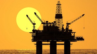 Aufgrund der Gefahr explodierender Ölpreise durch die Nahostkrise mehren sich die Skeptiker für zeitnahe Zinsschritte. Bild und Copyright: Dabarti CGI / shutterstock.com.