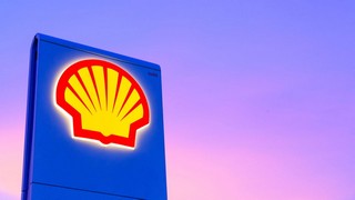 Royal Dutch Shell: Der Aktienkurs des Rohstoff-Konzerns ist angeschlagen, eine Trendwende nach unten ist auch nach der gestrigen Intraday-Erholung nicht vom Tisch. Bild und Copyright: siam.pukkato / shutterstock.com.