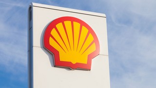 Schon jetzt kann sich die Royal Dutch Shell deutlich vom Corona-Crashtief erholen - geht die Bewegung nach oben noch weiter? Bild und Copyright: Joerg Huettenhoelscher / shutterstock.com.