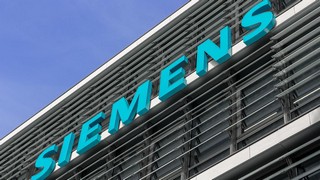 Dass sich die Siemens-Aktie oberhalb der 100er-Schwelle behauptet hat, lässt sich aus charttechnischer Sicht als erster Pluspunkt werten. Bild und Copyright: Robert Fruehauf / shutterstock.com.