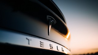 Ausblick: Die Aktien von Tesla versuchen sich aktuell über dem nahen Jahrestief zu stabilisieren. Doch es wird ein dynamischer Konter notwendig sein, um drohende Verkaufswellen zu verhindern und eine tragfähige Erholung zu starten. Bild und Copyright: BoJack / shutterstock.com.