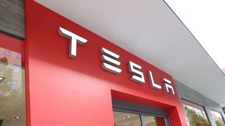 Tesla-Shop in München. Die Aktie des Elektroautobauers schwächelt deutlich. Bild und Copyright: ThomasAFink / shutterstock.com.
