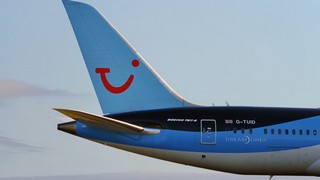 Flugzeug mit TUI-Logo: Das Reise-Unternehmen hat nun Details zum neuen Großaktionär erfahren. Bild und Copyright: E.R. Images / shutterstock.com.