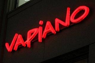 Erneut meldet Vapiano enttäuschende News zur Geschäftsentwicklung. Es droht die Fortsetzung der Baisse bei der Aktie von Vapiano. Bild und Copyright: 360b / shutterstock.com.