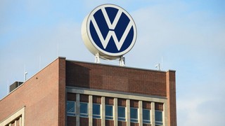VW plant, 49 Prozent der Bruttogesamterlöse aus der Platzierung der Porsche-Vorzugsaktien als Dividende auszuschütten. Bild und Copyright: nitpicker / shutterstock.com.