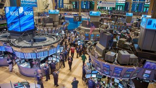 Der anhaltende Streit über ein neues Corona-Hilfspaket für die US-Wirtschaft belastet die Wall Street weiterhin. Bild und Copyright: Bart Sadowski / shutterstock.com.