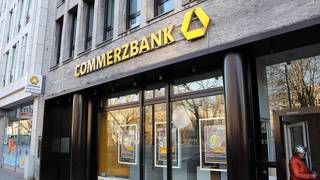 Nach dem gestrigen EZB-Kursschock für den Finanzsektor hat sich die Commerzbank Aktie wieder stabilisiert. Dazu tragen auch neue Gerüchte um eine Fusion mit der Deutschen Bank. Bild und Copyright: Michael Barck / www.4investors.de.