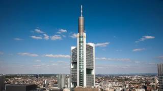 Die Frankfurter Konzernzentrale der Commerzbank wird neben den Filialen die Hauptlast beim geplanten Arbeitsplatzabbau tragen. Bild und Copyright: Commerzbank.