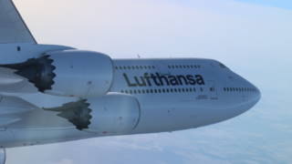 Während die Lufthansa nach und nach ihre Aktivitäten nach dem COVID-19 Shutdown wieder hochfährt, nähert sich die Aktie dem Corona-Crashtief - und könnte noch tiefer fallen. Bild und Copyright: Lufthansa.