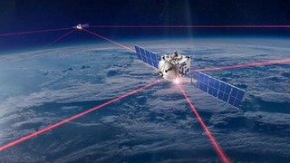 Illustration eines durch Laser verbundenen Netzwerkes aus Satelliten. Mynaric bietet Laserkommunikationprodukte zum Aufbau entsprechender Netzwerke an. Bild und Copyright: Mynaric.