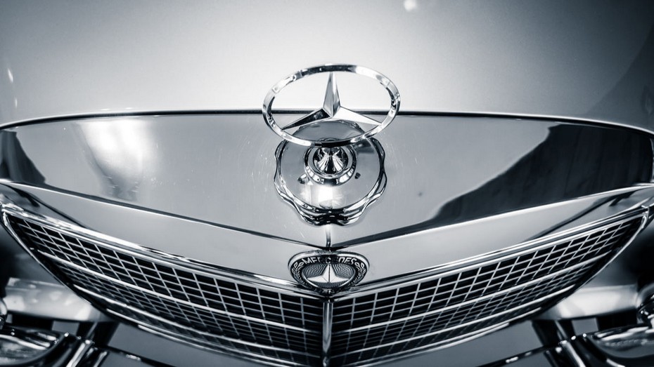 Chartanalyse der UBS zur Mercedes-Benz Aktie. Bild und Copyright: Sergey Kohl / shutterstock.com.