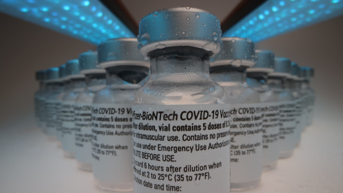 Der COVID-19 Impfstoff Comirnaty von BioNTech und Pfizer bleib das schärfste Schwert im Kampf gegen die Corona-Pandemie. Bild und Copyright: cortex-film / shutterstock.com.