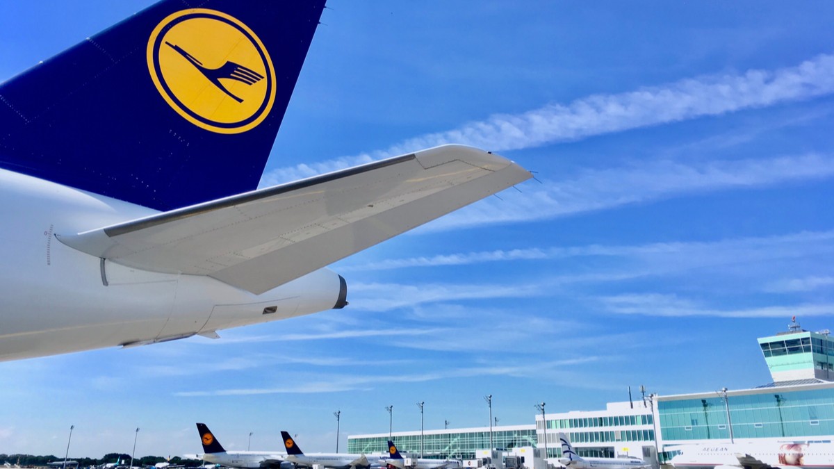 Neue Medikamente gegen COVID-19 schüren Hoffnungen, dass die pandemiebedingten Belastungen für Fluggesellschaften wie die Lufthansa bald ein Ende haben. Bild und Copyright: Tamme Wichmann / shutterstock.com.