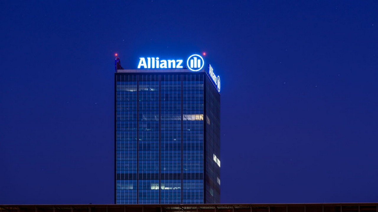 Die Experten der UBS werfen einen Blick auf die Allianz Aktie. Bild und Copyright: AR Pictures / shutterstock.com