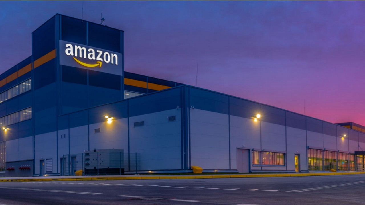 Amazon hat im abgelaufenen Quartal weniger umgesetzt als erwartet (knapp 113,1 Mrd. USD statt 115,2 Mrd. USD). Zudem werde im laufenden Vierteljahr eine Abschwächung beim Umsatzwachstum erwartet. Bild und Copyright: Mike Mareen / shutterstock.com.