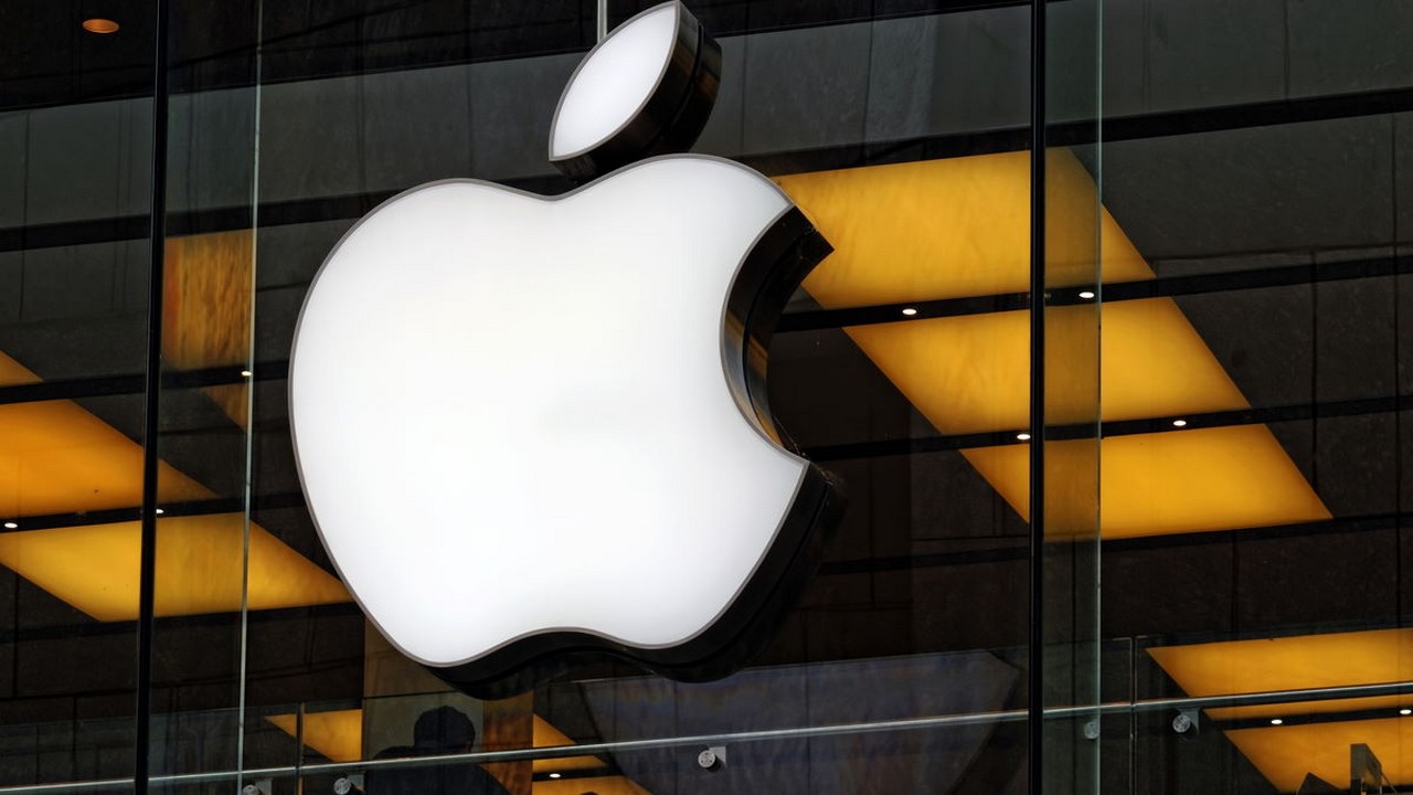 Die Apple-Aktie findet keine klare Richtung. Bild und Copyright: Pres Panayotov / shutterstock.com.