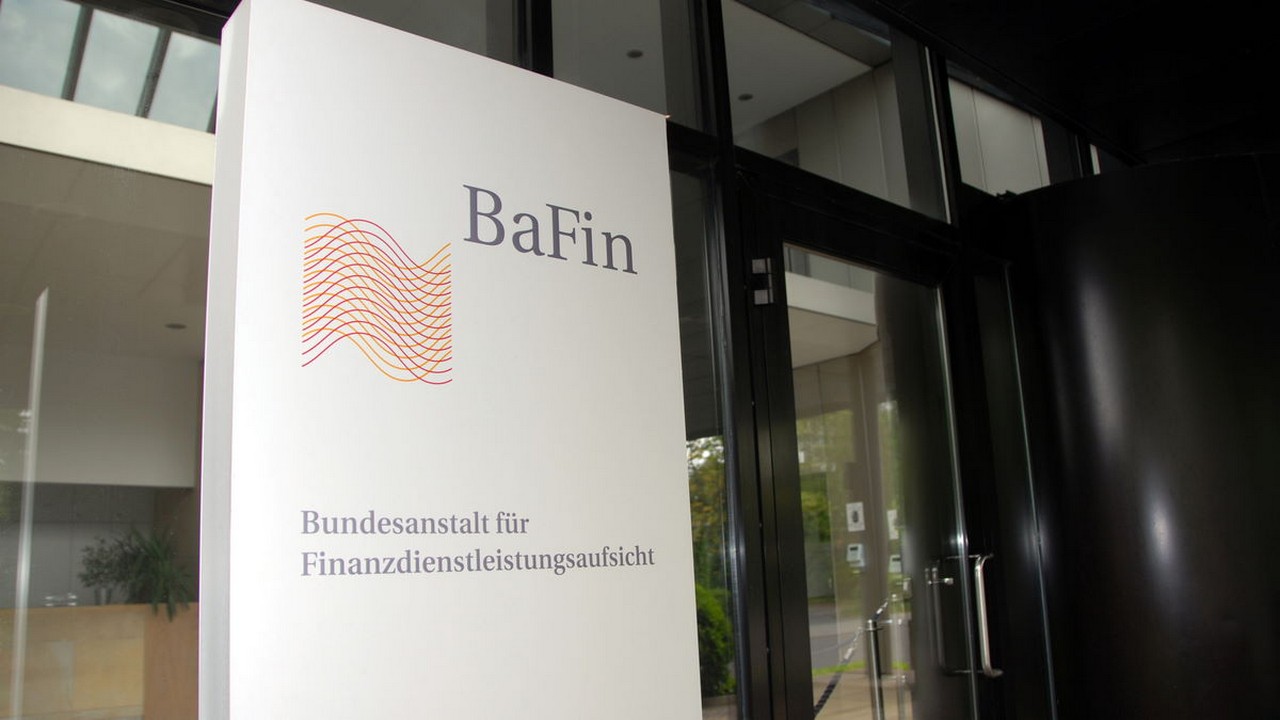 Die BaFin, der die Finanzmarktaufsicht obliegt, warnt Anleger vor möglicherweise irreführenden Informationen zu „Meme-Aktien” und rät zur Vorsicht. Bild und Copyright: nitpicker / shutterstock.com.