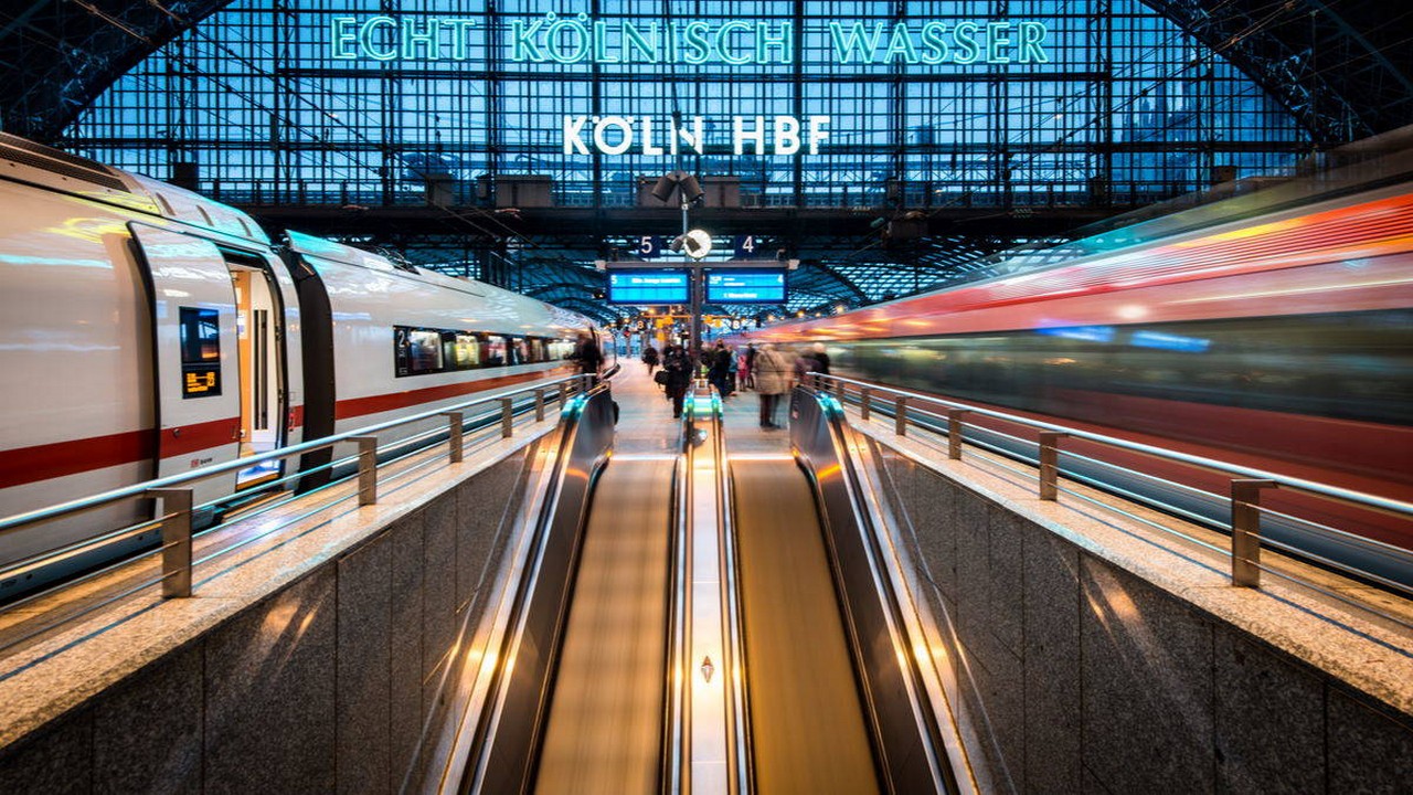 In Zusammenarbeit mit der Deutschen Bahn soll Funkwerk bis 2030 alle Bahnsteiganzeiger zu erneuern. Bild und Copyright: nattawit.sree / shutterstock.com.