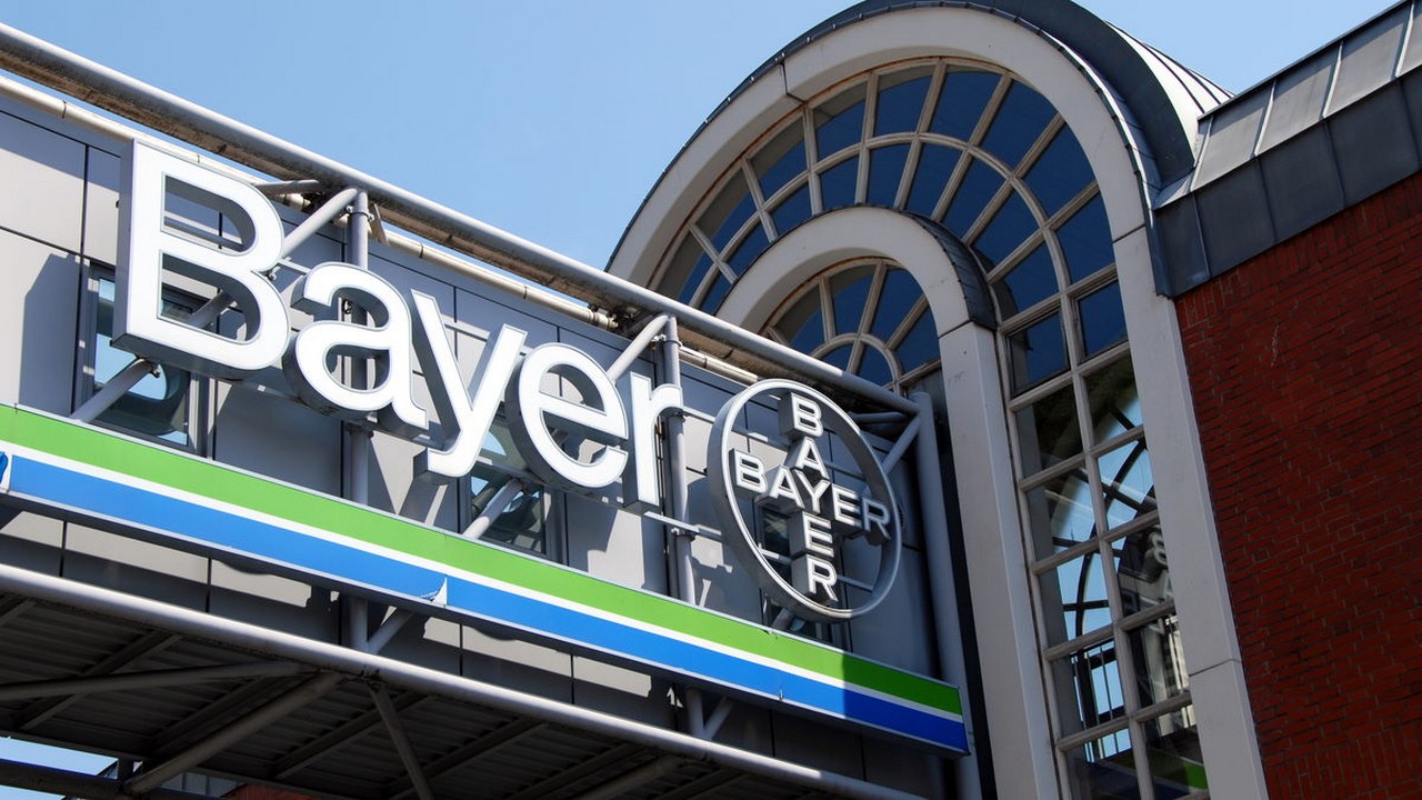 Charttechnisch bleibt die Kurserholung nach dem bullishen Fehlsignal der vergangenen Woche gefährdet. Aktuelle Indikationen für die Bayer Aktie bei 51,41/51,54 Euro am Montagmorgen notieren allerdings stabil. Bild und Copyright: nitpicker / shutterstock.com.