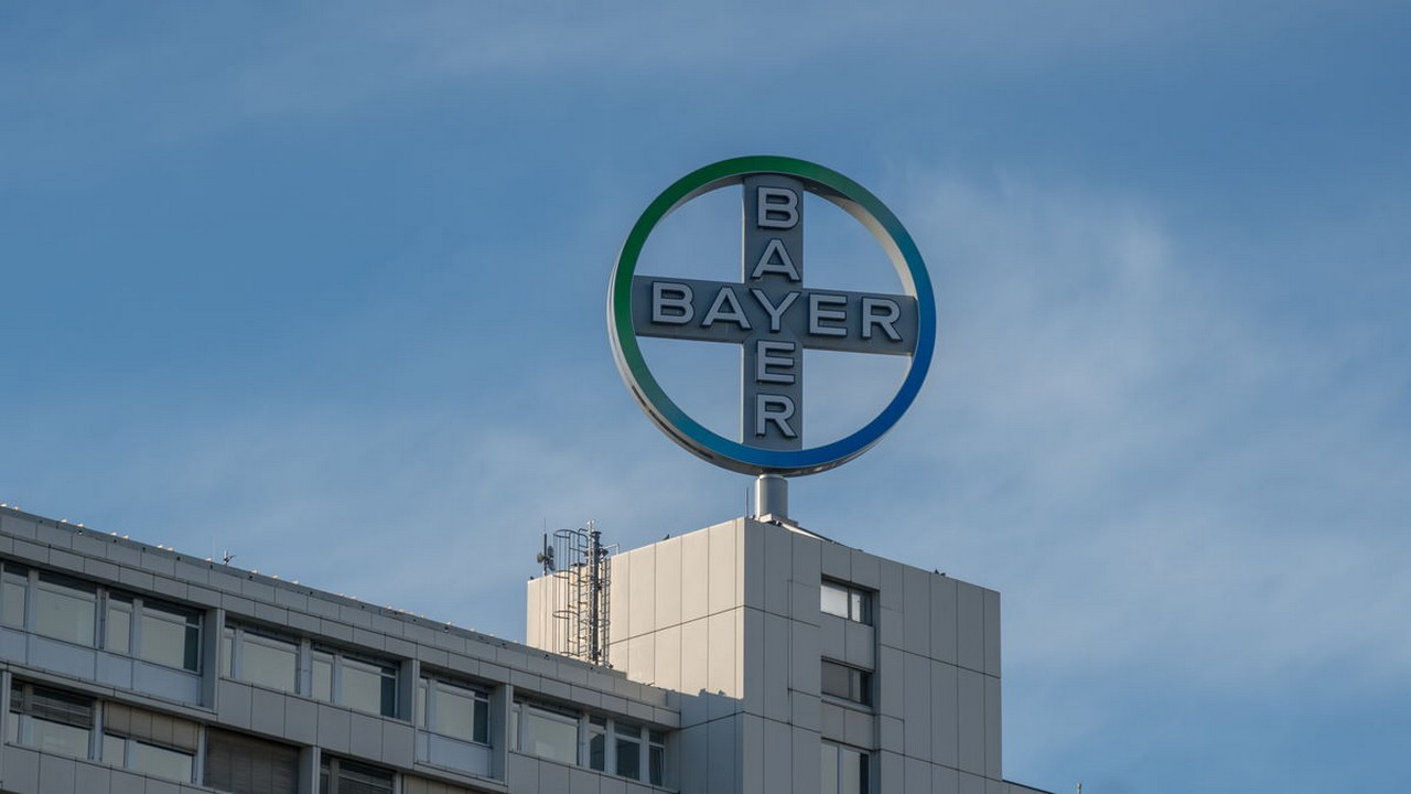 Die Experten der UBS werfen einen Blick auf die Bayer Aktie. Bild und Copyright: Cineberg / shutterstock.com