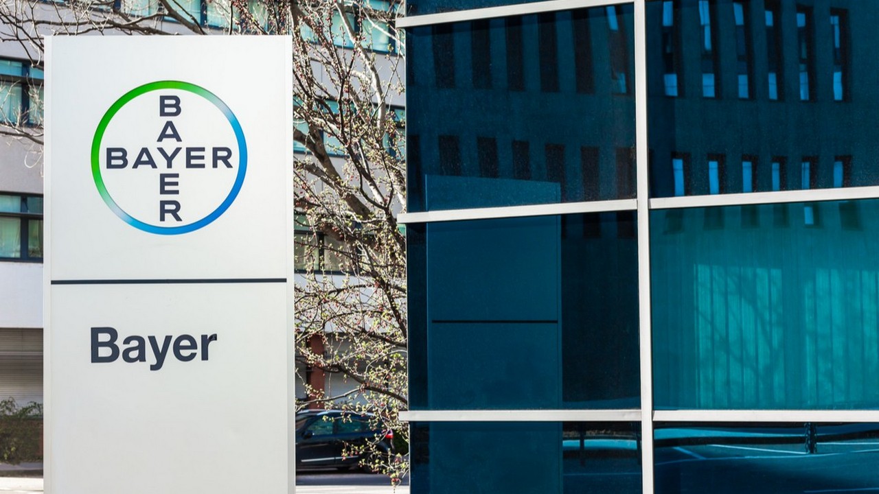 Chartanalyse der UBS zur Bayer Aktie. Bild und Copyright: dvoevnore / shutterstock.com.
