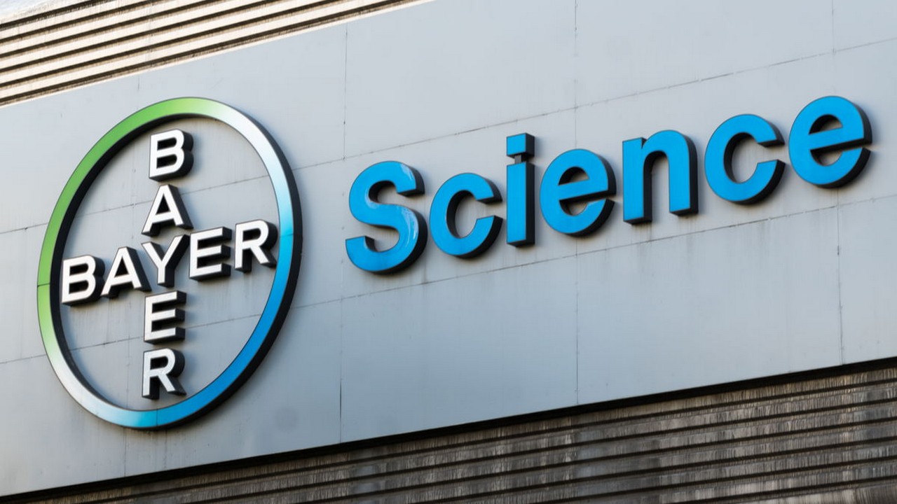 Bayers Aktienkurs steht heute stark unter Druck. Mit neuen charttechnischen Verkaufssignalen als Belastung geht es im Tagesverlauf bisher bis auf 46,756 Euro nach unten. Bild und Copyright: Cineberg / shutterstock.com.
