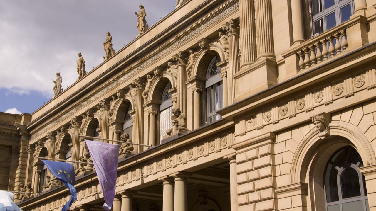 Ab Dienstag, den 19. September, können Aktien von Schott Pharma im Rahmen des geplanten Börsengangs am Frankfurter Aktienmarkt gezeichnet werden. Bild und Copyright: Christian Colista / shutterstock.com.