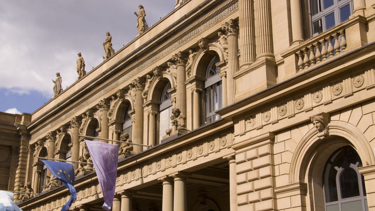 Ab Dienstag, den 19. September, können Aktien von Schott Pharma im Rahmen des geplanten Börsengangs am Frankfurter Aktienmarkt gezeichnet werden. Bild und Copyright: Christian Colista / shutterstock.com.