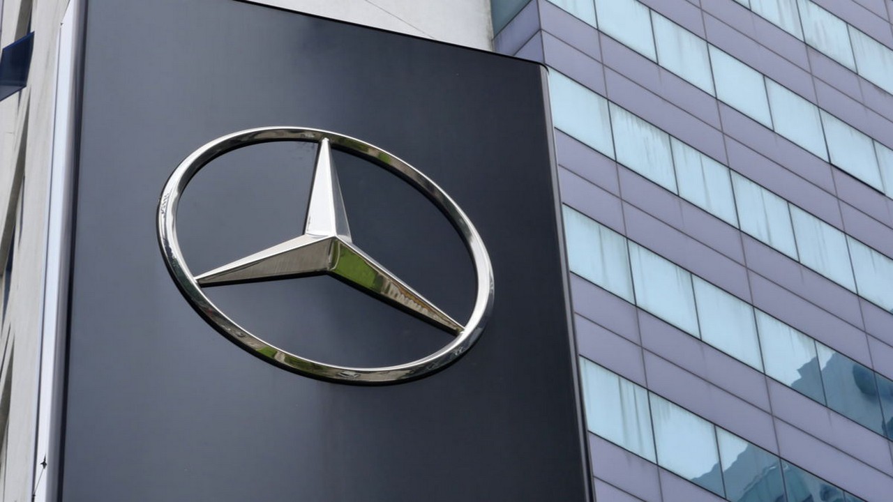 Trotz eines neuen August-Tops hat die Aktie von Mercedes-Benz Group am Mittwoch 1.9% verloren. Bild und Copyright: Jaggat Rashidi / shutterstock.com.