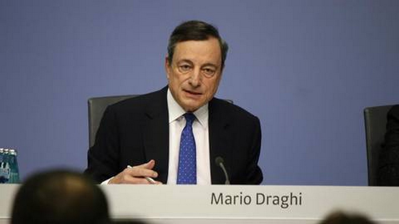 Für den Präsidenten der Europäischen Zentralbank (EZB), Mario Draghi, ist im gegenwärtigen Umfeld eine fallende Inflationsrate vorteilhaft. Die konjunkturelle Entwicklung der Eurozone lahmt. Bild und Copyright: 360b / shutterstock.com.