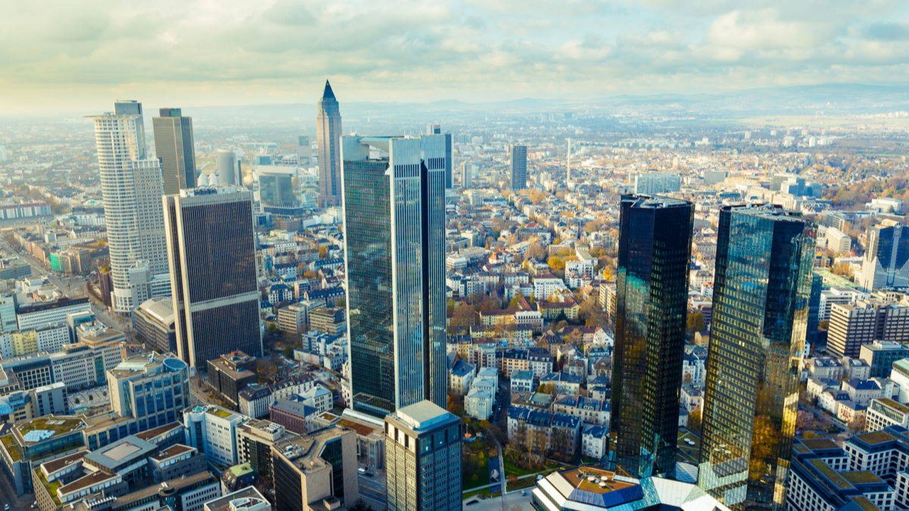 Das Finanzviertel in Frankfurt am Main. Fusionieren Deutsche Bank und Commerzbank schneller als gedacht? Bild und Copyright: science photo / shutterstock.com.