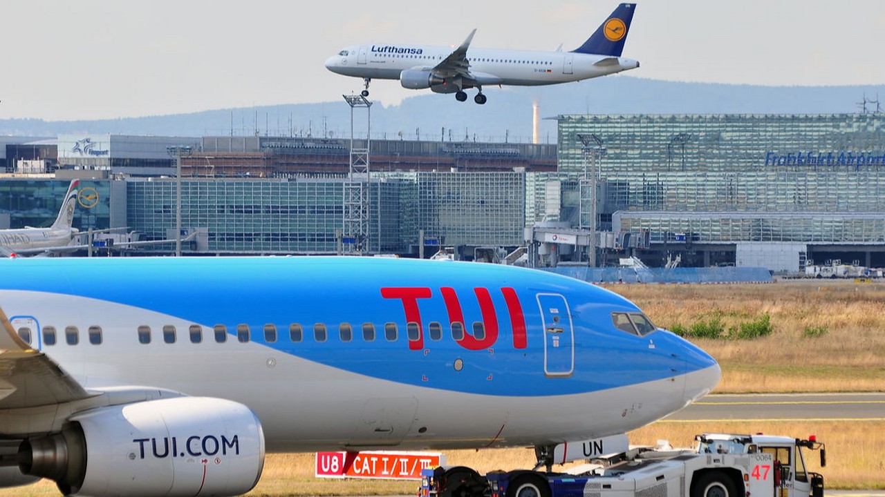 Air Berlin, Germania oder die isländische Wow: Zuletzt gab es viele Veränderungen an Europas Fluglinien-Himmel, dies gilt speziell für Anbieter in der zweiten Reihe. Bild und Copyright: Vytautas Kielaitis / shutterstock.com.