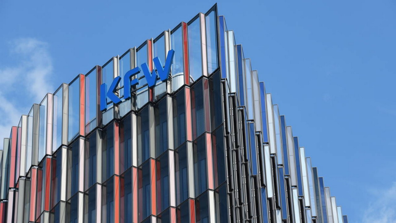 Die Kreditanstalt für Wiederaufbau (KfW) ist in Deutschland wohl bekannt und wohl gelitten. Kunden erhalten hier vergünstigte Kredite oder andere Formen der Investitionsförderung, und Politiker verfügen über ein praktisches Vehikel, um für politisch opportune Vorhaben entsprechende Gelder freizusetzen. Bild und Copyright: nitpicker / shutterstock.com.