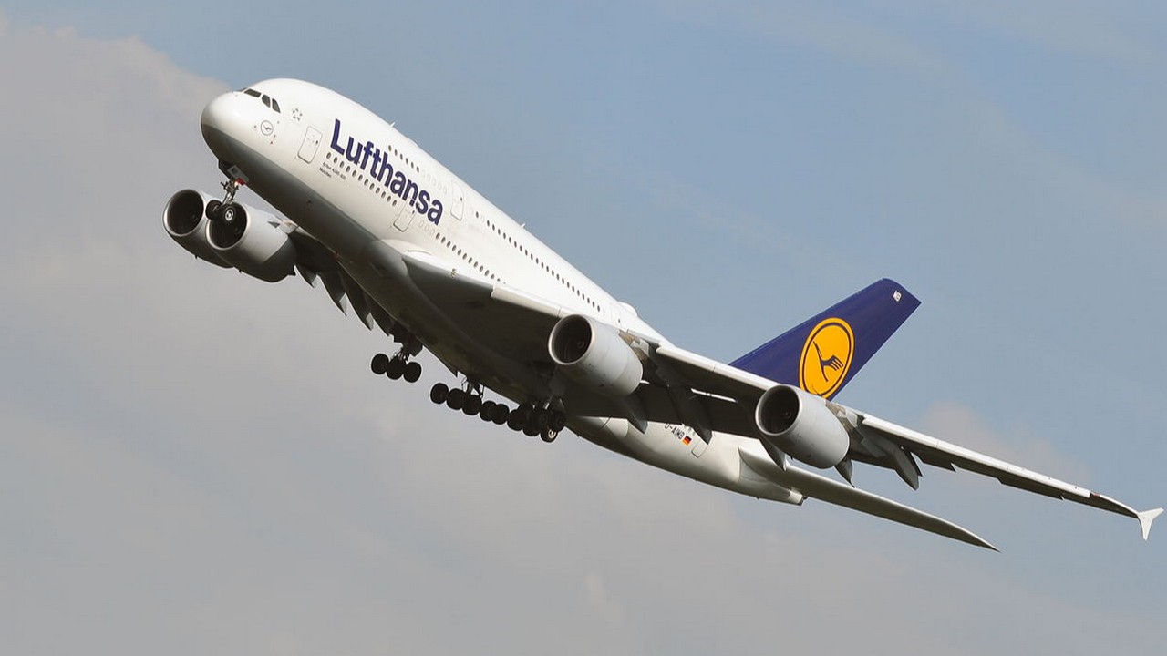 Als Folge der Corona-Virus-Pandemie droht der kompletten A380-Flotte der Lufthansa am Boden bleiben zu müssen - Sparzwänge. Bild und Copyright: Vytautas Kielaitis / shutterstock.com.