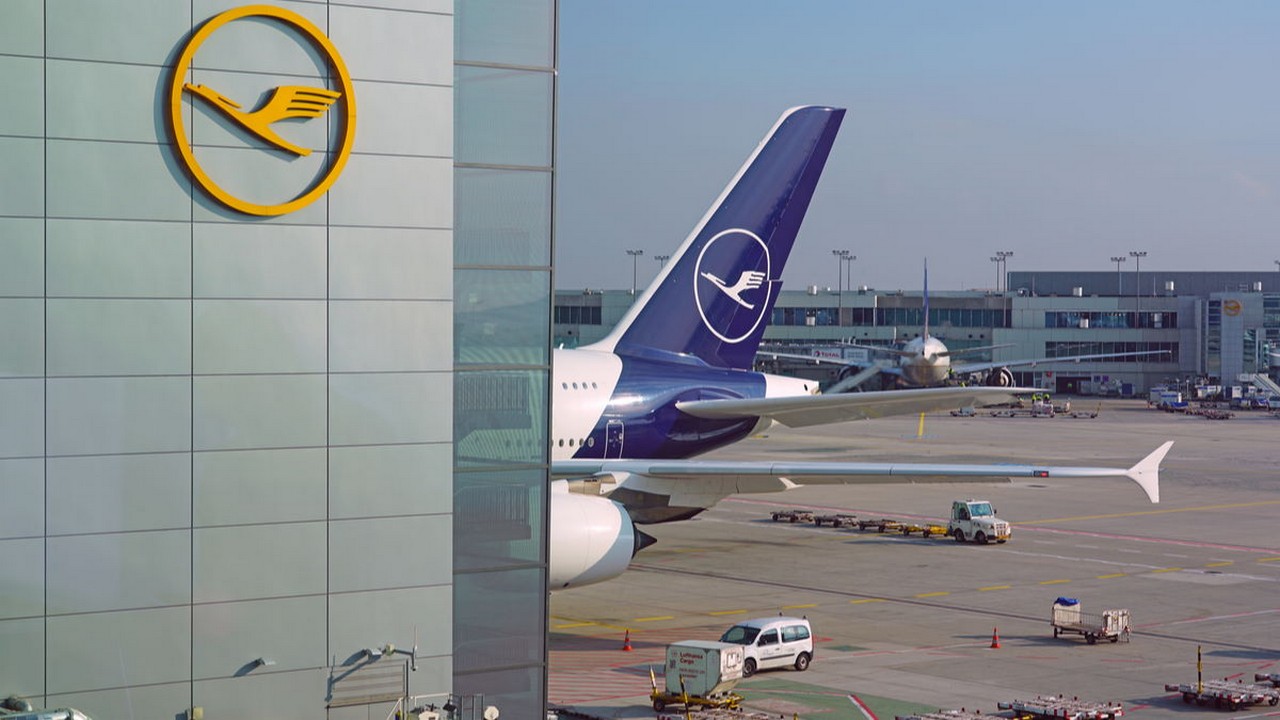 Chartanalyse zur Lufthansa Aktie, im Bild der Frankfurter Flughafen. Bild und Copyright: EQRoy / shutterstock.com.