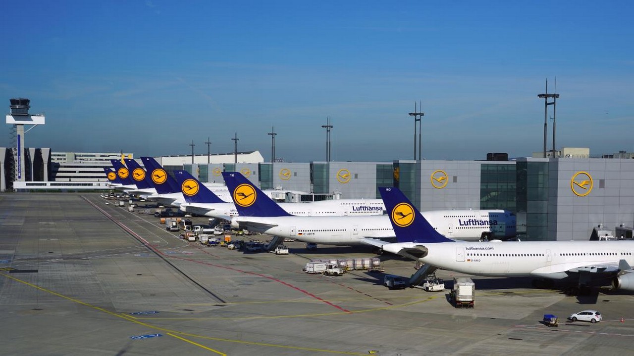 4investors-Chartanalyse zur Lufthansa Aktie, die an der 8-Euro-Marke und darüber auf charttechnische Hürden trifft. Bild und Copyright: EQRoy / shutterstock.com.